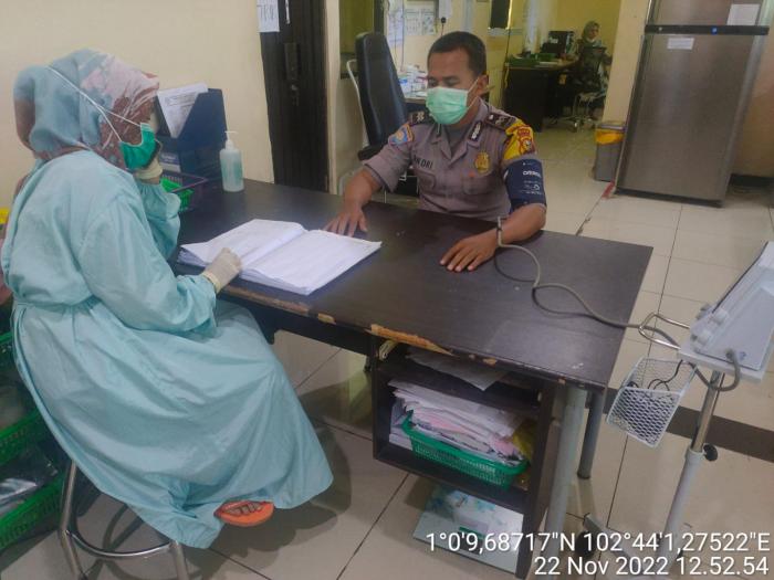 Personel Polsek Rangsang Donorkan Darah buat Pasien Penyakit Jantung Asal Kedabu Rapat