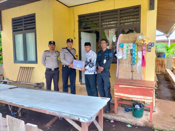 Dalam Rangka HGN, Kapolsek Merbau Berikan Bantuan Sembako Buat Guru Honorer