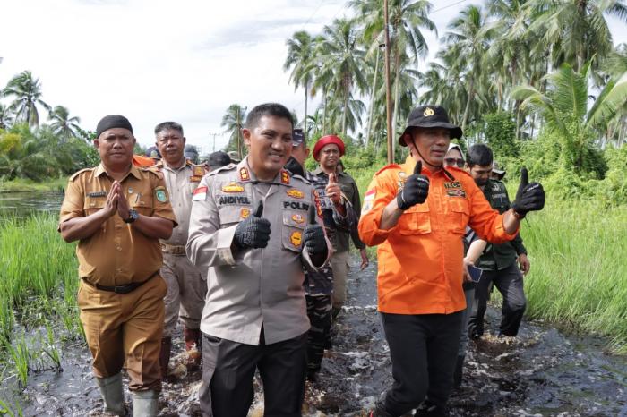 Bersama Bupati, Kapolres Meranti Tinjau dan Salurkan Bantuan Bagi Warga Terdampak Banjir di Rangsang Barat