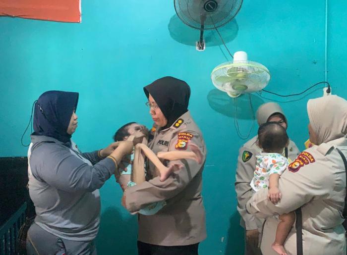 Kisah Pilu Siti Fadilla, Anak Penderita Hidrosefalus Dibuang Orang Tuanya Ini Tampak Ceria Digendong Polwan