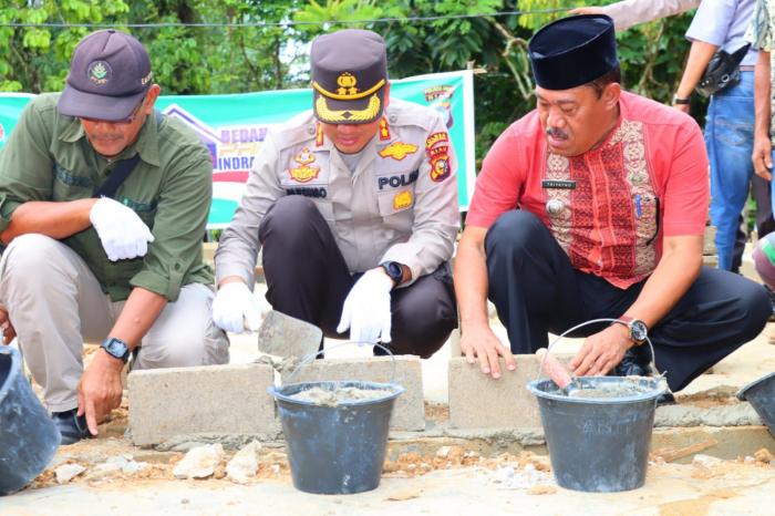 Nurhayati Tak Kuasa Menahan Tangis, Kapolres Inhu Letakkan Batu Pertama Pembangunan Rumah Impiannya