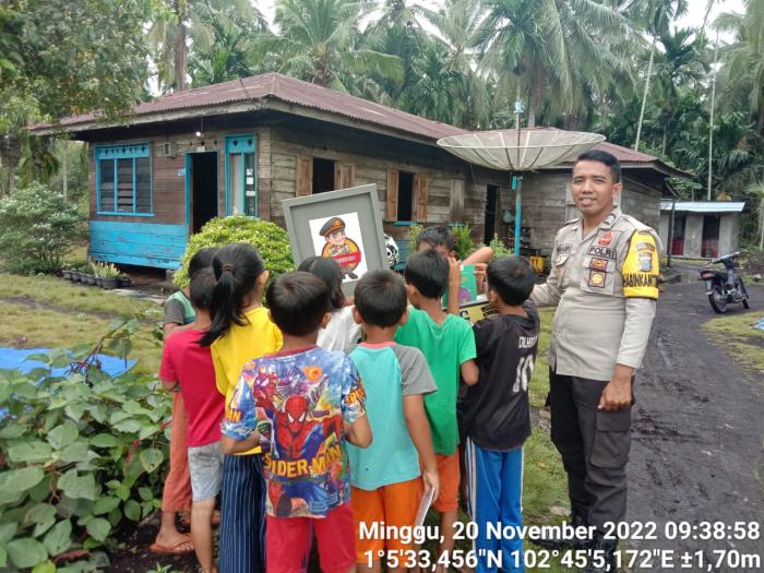 Peduli Dunia Pendidikan, Personel Polsek Rangsang Sediakan Perpustakaan Keliling bagi Anak-anak