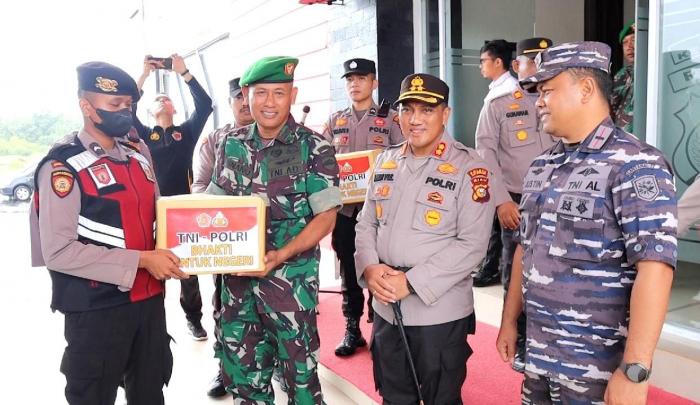 Puluhan Personel Polres, Koramil dan Posal Selatpanjang Bagikan Sembako kepada Masyarakat