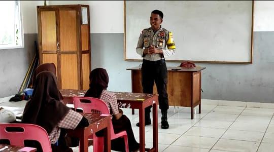 Peringati Hari Pahlawan, Bhabinkamtibmas di Rangsang Ini Bagikan Poster kepada Murid SD