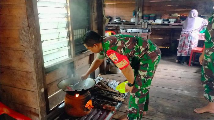 Babinsa Masuk Dapur Warga, Rombongan Koramil 01/Bengkalis Sasar Rumah Lansia