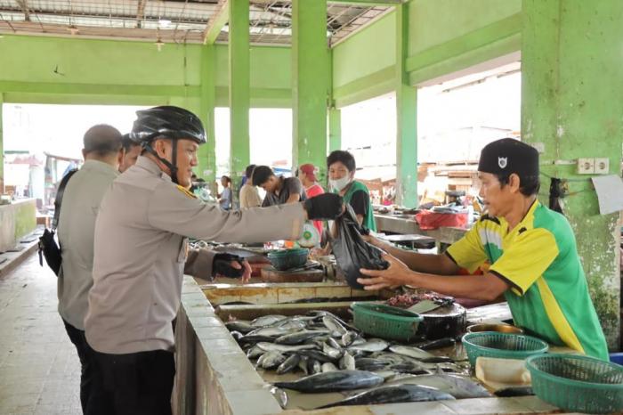 Kapolres Meranti Patroli Bersepeda Sapa Masyarakat dan Dengarkan Keluh Kesah Pedagang Pasar