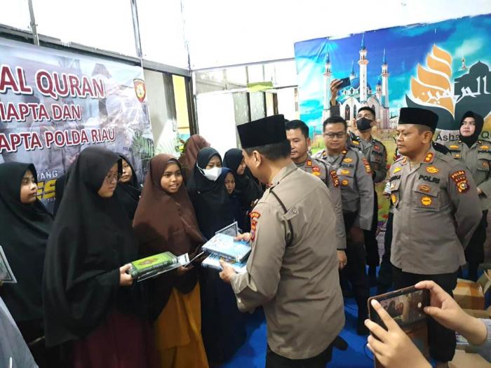 Polisi Di Riau Bagikan Ratusan Al Quran, buku Yasin dan Tajwid Ke Pelosok Daerah  Melalui Yayasan Al Haramain