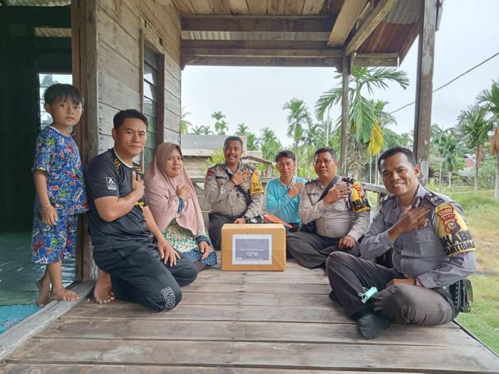 HGN 2022, Polsek Rangsang Beri Bingkisan kepada Guru Honorer