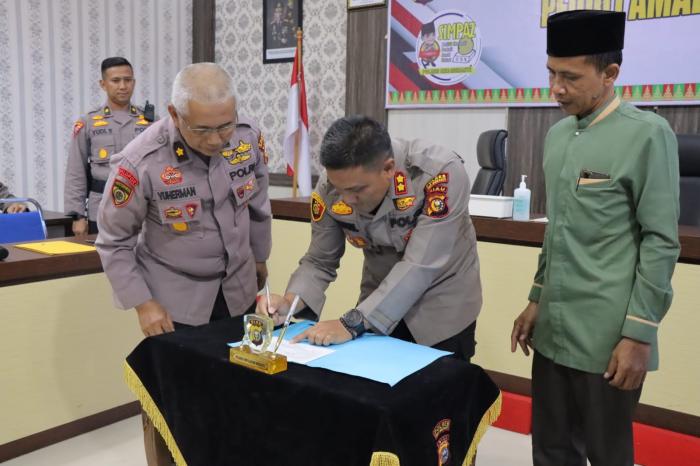 Program Peduli Amal Zakat, Polres Meranti Serahkan Zakat Profesi Personel