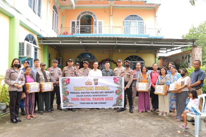 Sambut Natal, Personel Kristiani Polres Meranti Salurkan Bansos kepada Jemaat Gereja
