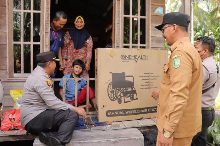 Kunjungi Penyandang Disabilitas, Kapolres Meranti Berikan Bantuan Kursi Roda