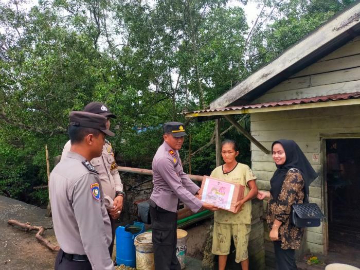 Peringati Hari Ibu Nasional, Polres Meranti dan Polsek Jajaran Kembali Salurkan Bansos