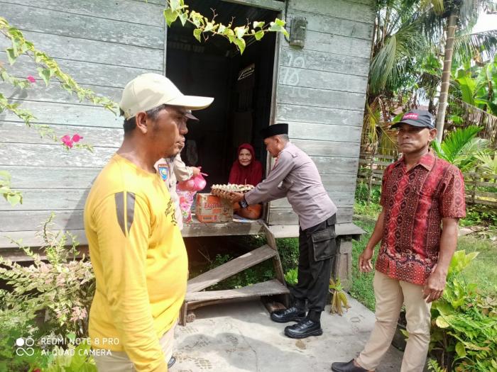 Kamis Barokah, Dua Warga dapat Bantuan dari Polsek Merbau