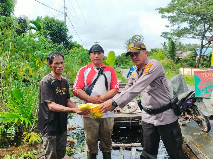 Banjir di Desa Dedap, Polsek Merbau Berikan Bantuan Sembako kepada Warga Terdampak