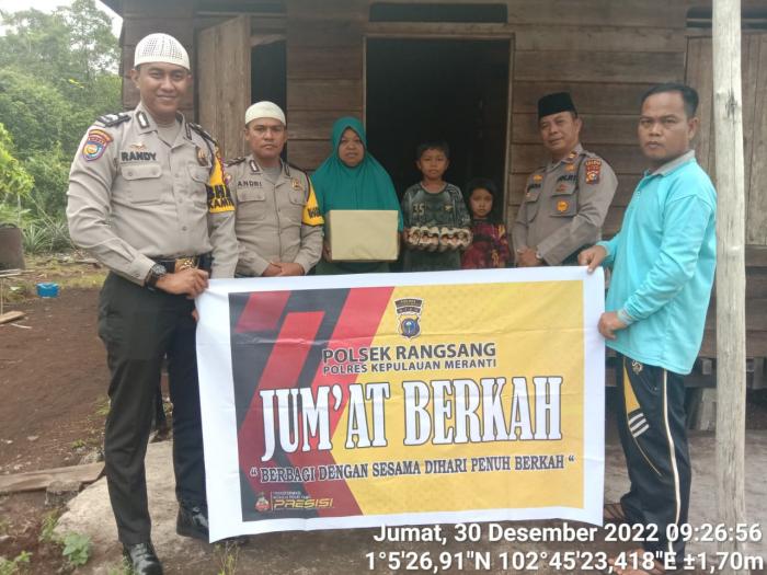 Jumat Berkah, Polsek Rangsang Berikan Bantuan kepada Warga Kurang Mampu di Sendaur