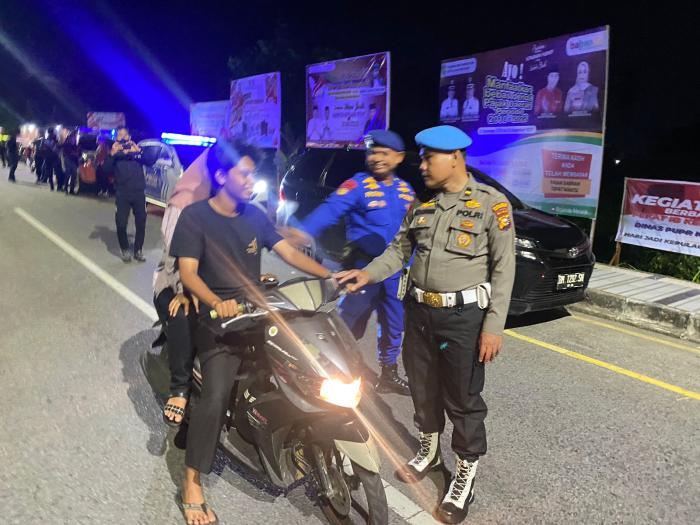 Jaga Kamtibmas Jelang Nataru dan Puncak HUT Meranti, Puluhan Polisi Gelar Patroli