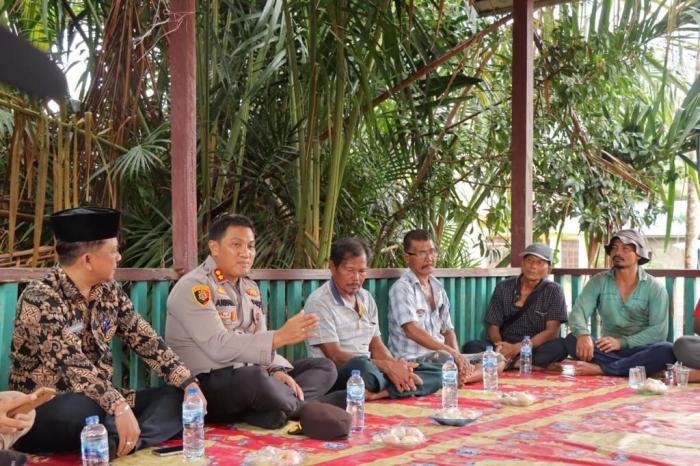 Kapolres Dengarkan Curhat Warga Suku Akit Ingin Anaknya Jadi Polisi