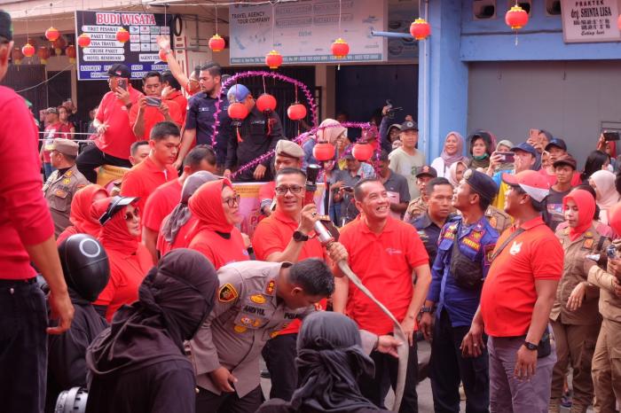 Imlek 2023, Bupati dan Ketua DPRD Meranti Perang Air Bersama Warga 