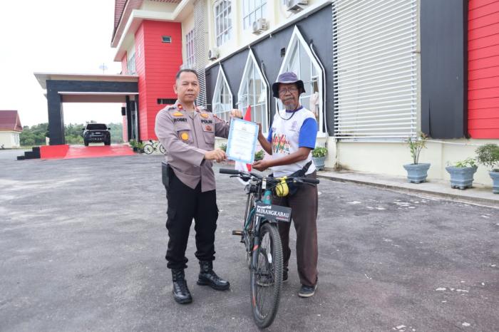 Bersepeda dari Sumbar ke Mekah, Muhammad Yusuf Sempatkan Diri Singgah Bersilaturahmi ke Polres Meranti