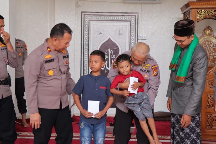 Polres Meranti Adakan Binrohtal Personel dan Santuni Anak Yatim