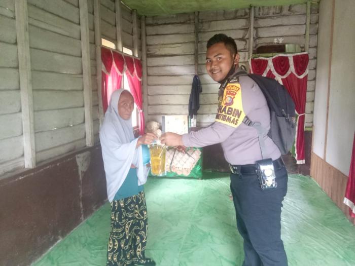 Polsek Rangsang Bantu Warga Kurang Mampu di Desa Topang