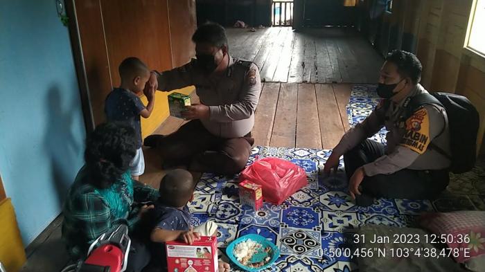 Sobat Si Dul, Polsek Rangsang Kembali Bantu Makanan Asupan Gizi buat Balita Stunting