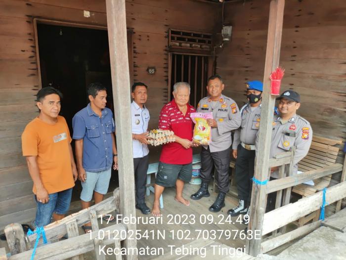 Tim Jumat Barokah Polsek Tebingtinggi Kunjungi Kediaman Buruh Berusia 73 Tahun
