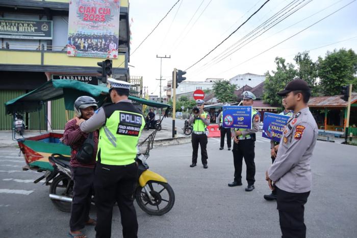 Polisi di Meranti Sampaikan Himbauan Simpatik, Masyarakat Diminta Pakai Helm Saat Bersepeda Motor