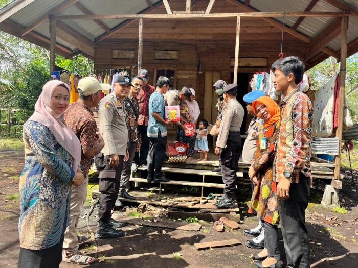 Giat Sobat, Polsek Merbau Bantu Asupan Gizi kepada Dua Balita Stunting di Mekarsari