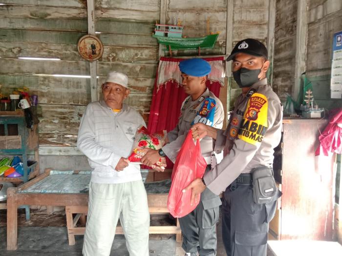 Jumat Barokah, Polsek Tebingtinggi Bantu Kakek 68 Tahun di Selatpanjang
