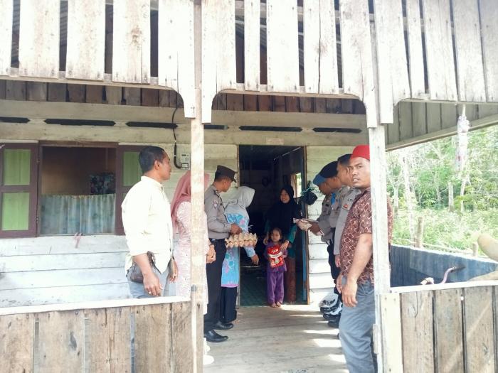 Dua Anak Stunting Dapat Bantuan Dari Polsek Merbau Melalui Program Sobat