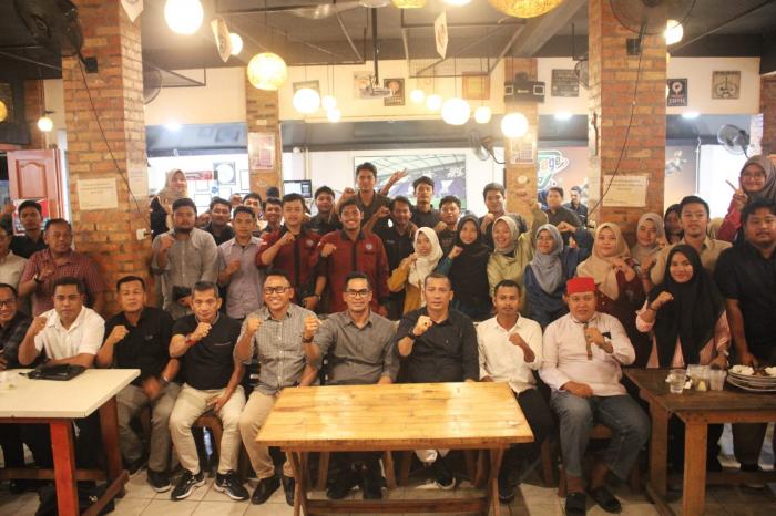 Bupati Adil dan Mahasiswa Meranti Diskusi di Pekanbaru