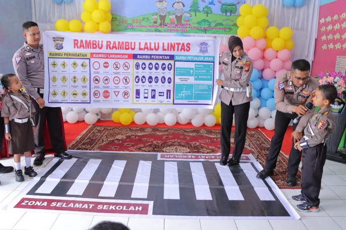 Sambut HUT ke-43 YKB, Polsanak Polres Meranti Kunjungi TK Kemala Bhayangkari
