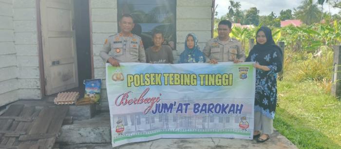Jumat Barokah, Polsek Tebingtinggi Beri Sembako ke Warga Kurang Mampu di Selatpanjang Timur 