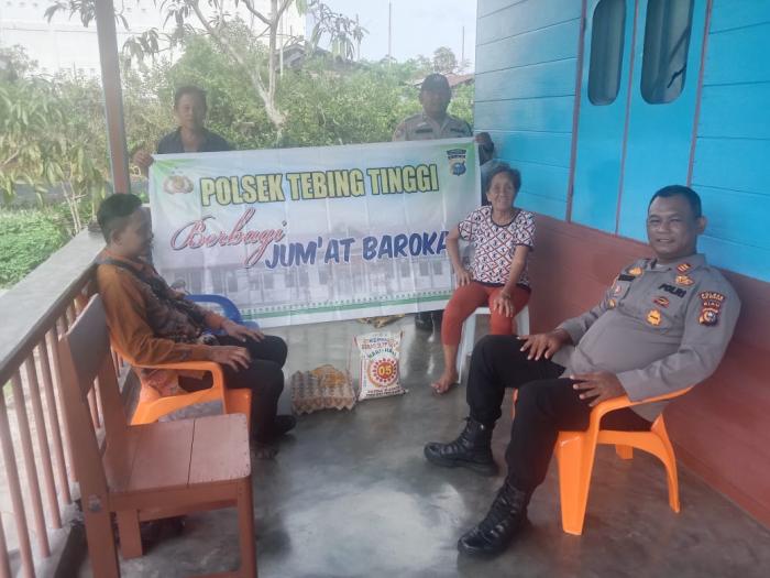 Jumat Barokah, Warga Kurang Mampu di Alahair Ini dapat Sembako dari Polsek Tebingtinggi