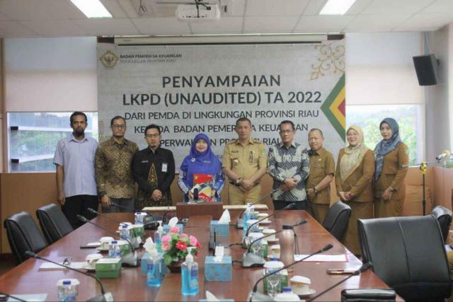 Ketua DPRD Meranti Ikut Bersama Bupati Serahkan LKPD ke BPK
