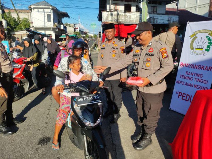 Polsek Tebingtinggi Bagi-bagi Takjil Ramadan kepada Masyarakat