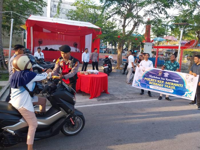 Puluhan Paket Takjil Ramadan Dibagikan Polisi kepada Masyarakat