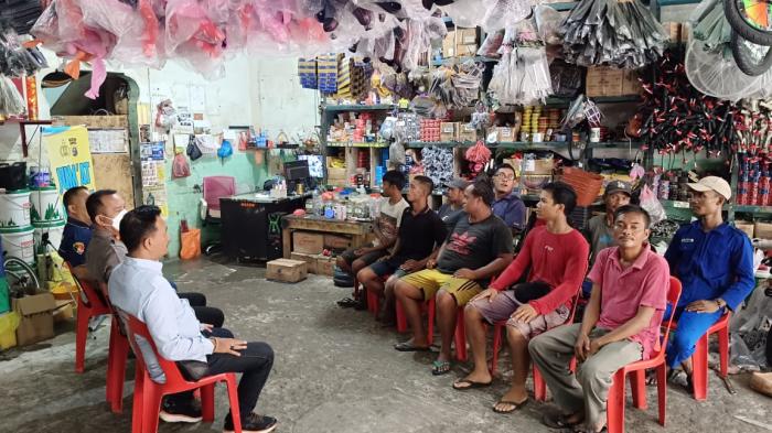 Jumat Curhat, Wakapolres Meranti Duduk Bersama Buruh Bongkar Muat Barang