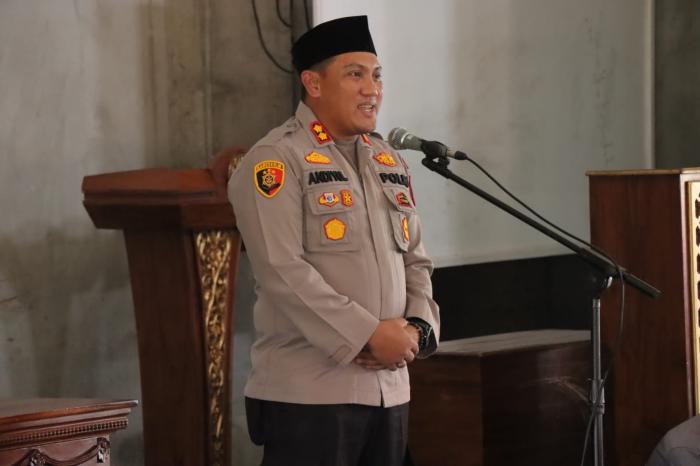 Kapolres Meranti Salurkan Bansos Bapokting di Ponpes Darul Fikri