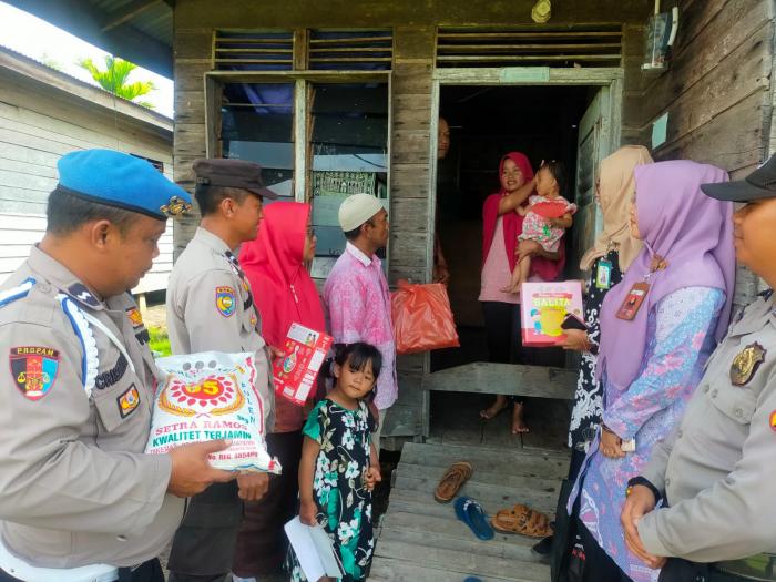 Giat Sobat Kamis Barokah, Polsek Merbau Bantu Makanan Penunjang Perbaikan Gizi Balita Stunting