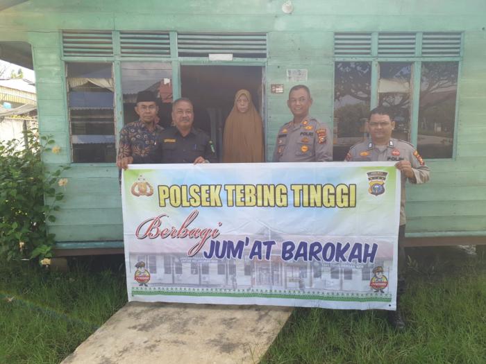 Polsek Tebingtinggi Berbagi Jumat Barokah, Giliran Warga Desa Banglas Ini dapat Bantuan Sembako