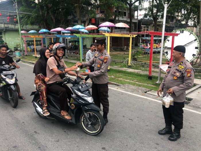Lagi, Puluhan Takjil Ramadan Gratis Dibagikan kepada Pengendara Memakai Helm