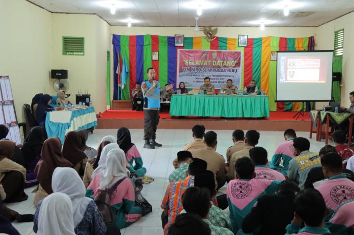 Tim Biro SDM Polda Riau Sosialisasikan Penerimaan Calon Anggota Polri di SMAN 2 Tebingtinggi