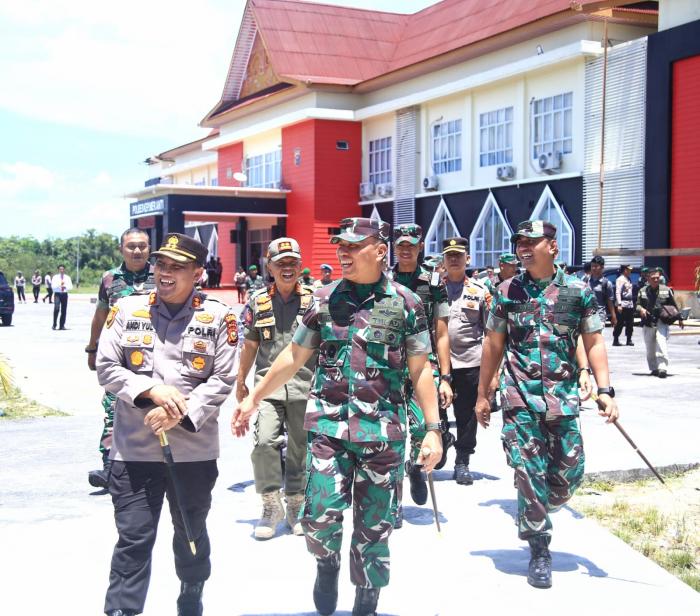 Kapolres Meranti Terima Kunker dan Silahturahmi Danrem 031 Wira Bima, Sekaligus Serahkan Bansos ke Pengurus Masjid