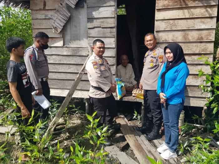 Berbagi Jumat Barokah, Warga Lansia di Tanjungharapan Ini dapat Bantuan dari Polsek Tebingtinggi