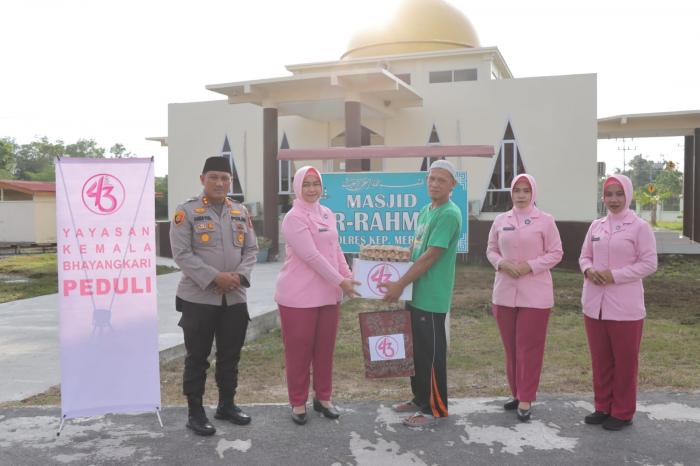 HUT YKB ke-43, Bhayangkari Meranti Berbagi Bansos dan Takjil