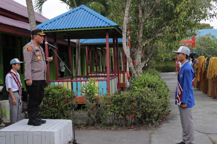 Pimpin Upacara Senin di SMAN 2 Tebingtinggi, Kapolres Meranti Berikan Berbagai Motivasi kepada Siswa-siswi