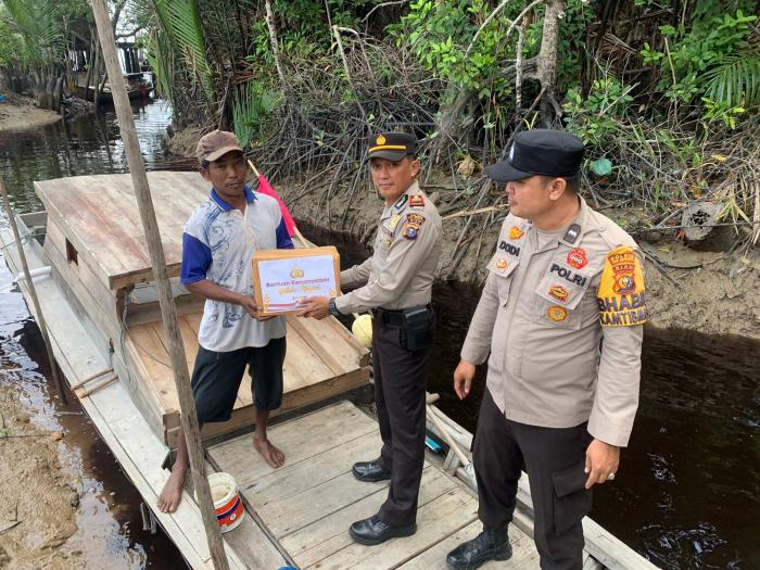 Nelayan Tradisional di Merbau dapat Bansos Dampak Kenaikan Harga Bapokting dari Polisi