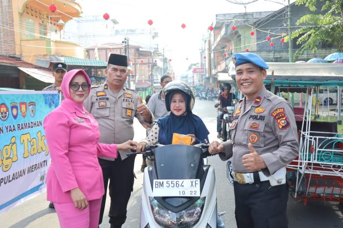 Para Kasi Polres Meranti Berbagi Ratusan Paket Takjil kepada Pengendara Motor Memakai Helm